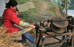 沭阳：废草变身“香饽饽”农村妇女打草绳月赚3000多元
